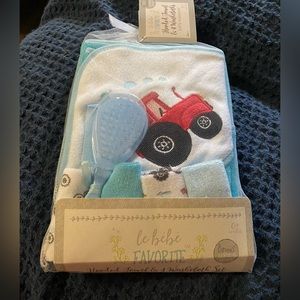 Hooded towel, hair brush and comb, 4 washcloths gift set